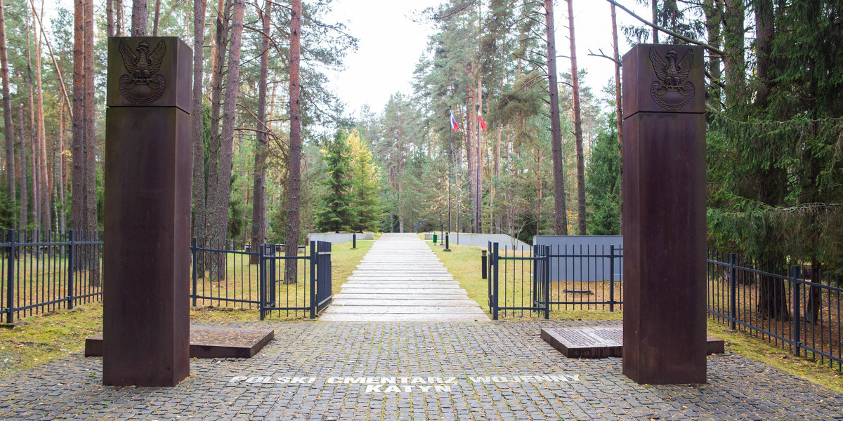 Przed wojskowym cmentarzem w Katyniu pojawił się ciężki sprzęt. 
