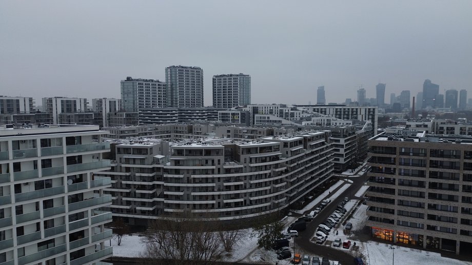 Trzy wieże górują nad osiedlem. W tle panorama stolicy