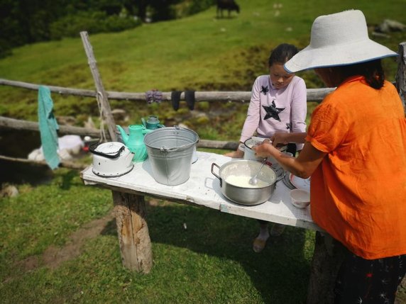 Poczęstunek na bacówce, pyszny świeży kefir i herbata