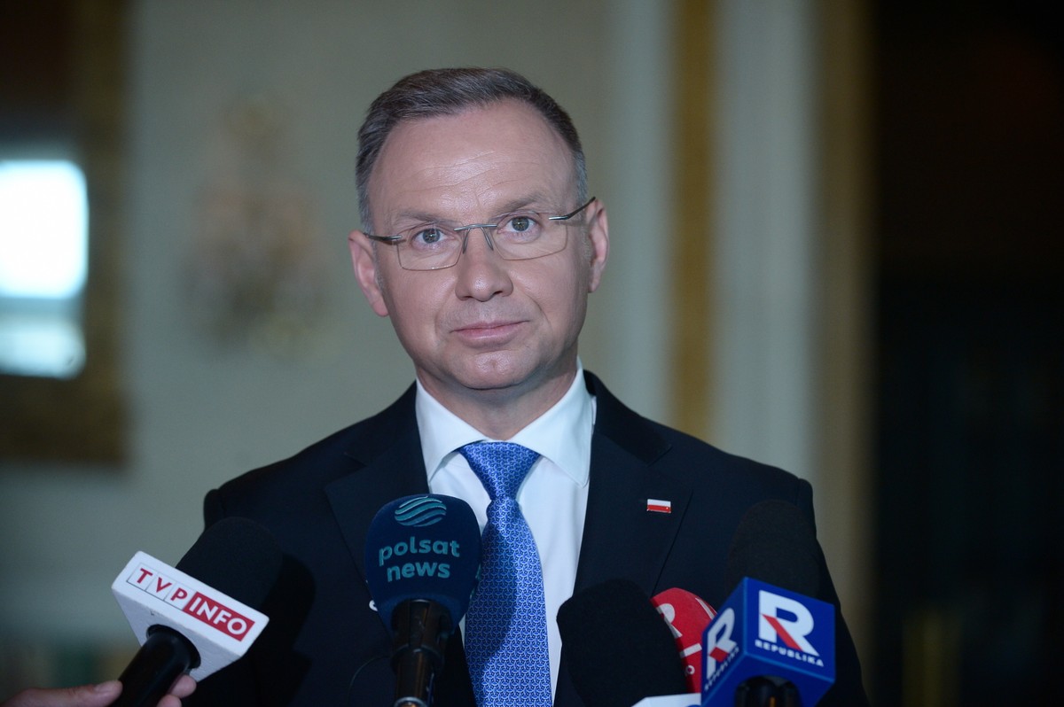 Wizyta prezydenta RP w Katarze. Prezydent RP Andrzej Duda podczas spotkania z przedstawicielami polskich mediów w Hotelu Fairmont & Raffles w Ad-Dausze,Prezydent RP Andrzej Duda przebywa z trzydniową wizytą roboczą w Katarze, gdzie wziął udział w Katarskim Forum Ekonomicznym