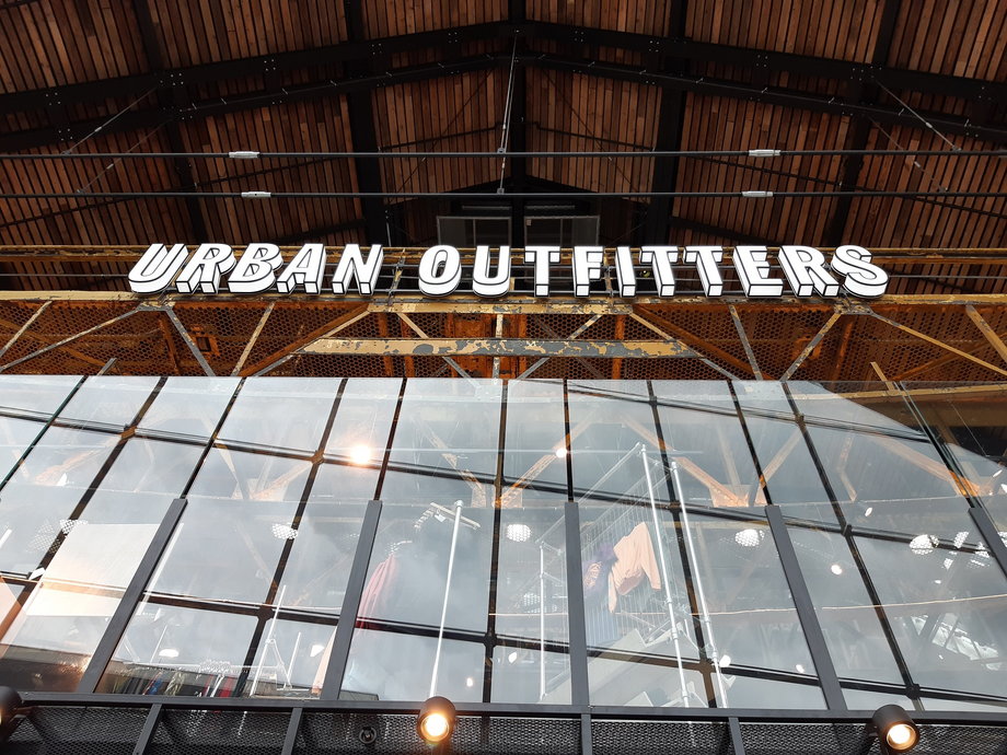 Szyld sklepu Urban Outfitters umieszczony został na zachowanej stalowej konstrukcji