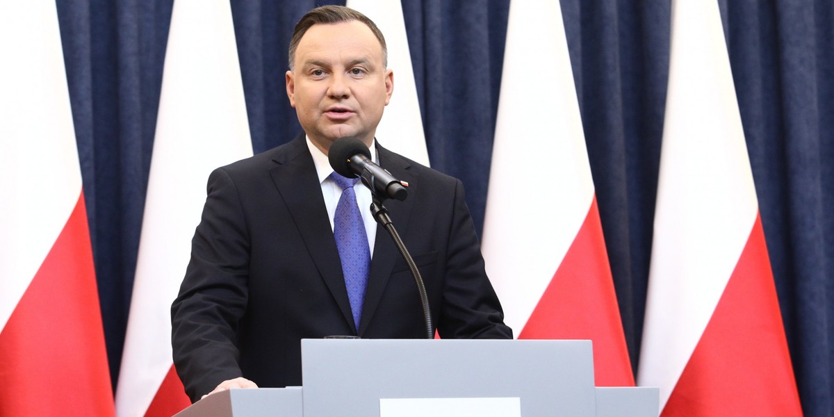 Andrzej Duda podczas czwartkowego briefingu prasowego podkreślił, że stale odbywają się konsultacje i rozmowy pomiędzy stroną rządowa i jego kancelarią na temat rozwiązań nazywanych "tarczą antykryzysową". 