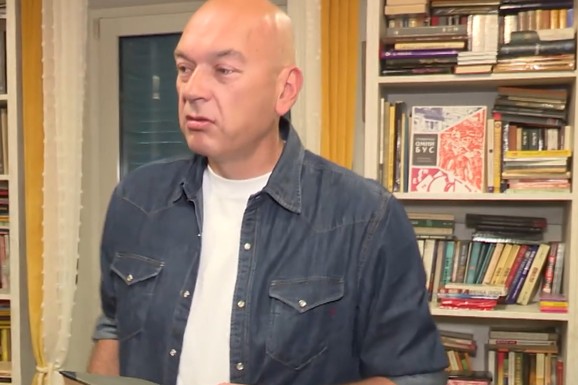 (FOTO, VIDEO) Antikvarnica na Vračaru krije pravo blago - najskuplju knjigu u Srbiji! Evo koliko košta i zbog čega ima izuzetnu istorijsku vrednost