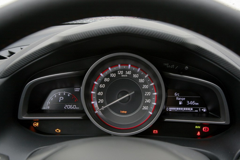 Nowa Mazda 3, tablica wskaźników