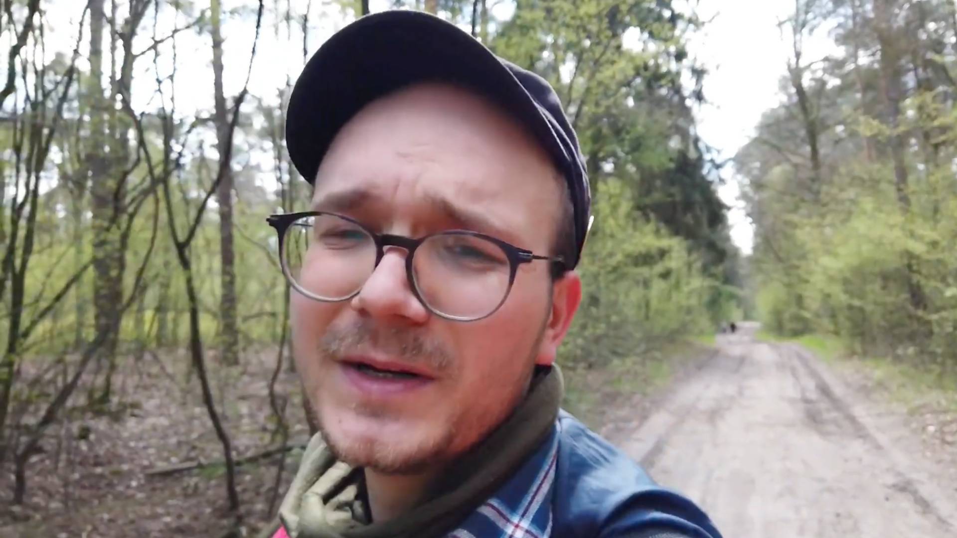 Wkurzony youtuber zaczął sprzątać las. Chce wynieść 1000 worków śmieci