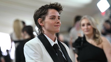 Kristen Stewart zaskoczyła na Met Gali.  Wszyscy zwrócili uwagę na jej stylizację!