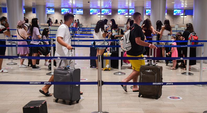 Des voyageurs dans un aéroport