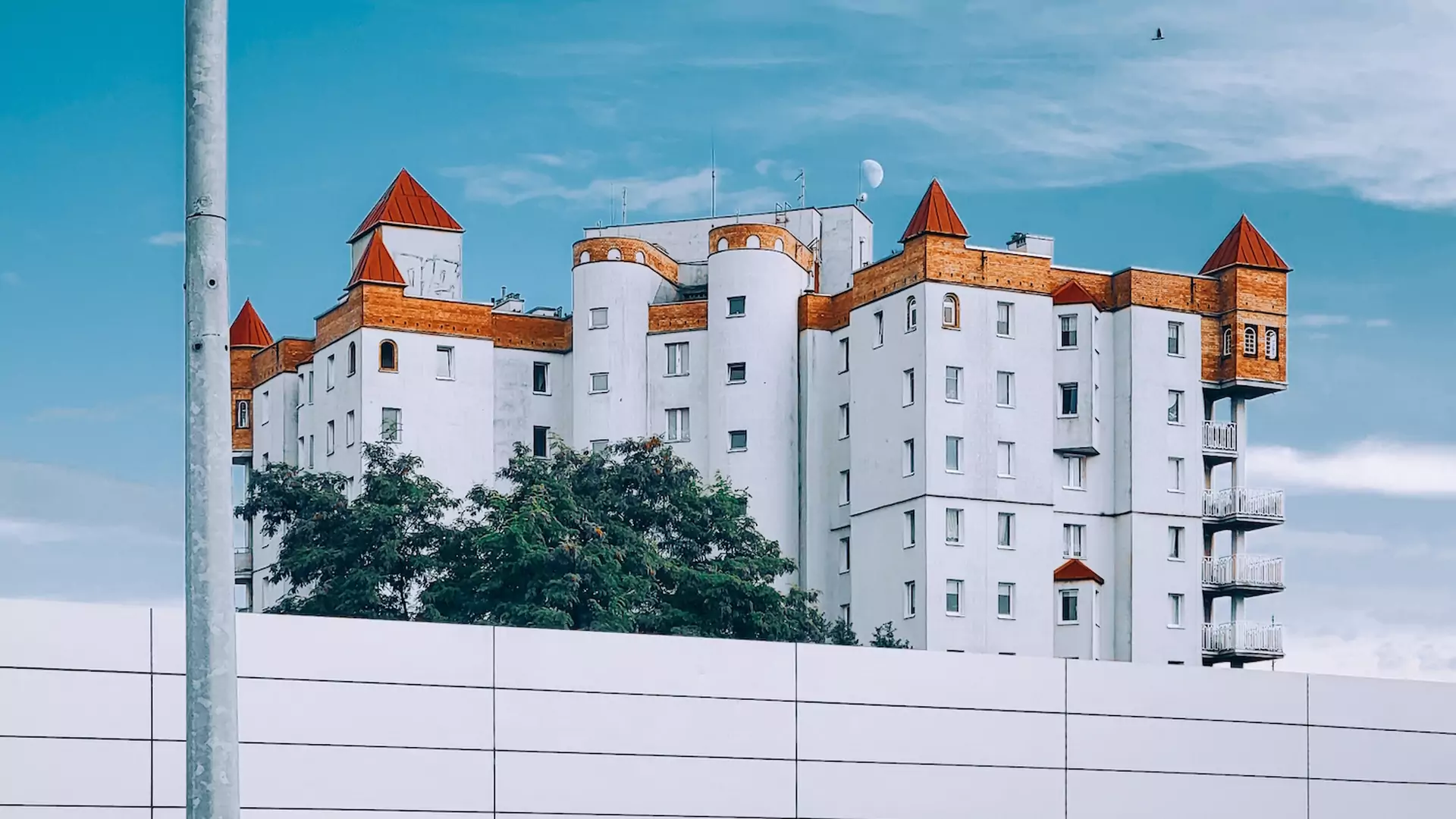 Polski blok-zamek na zdjęciach znanego fotografa. "Po prostu kosmos"