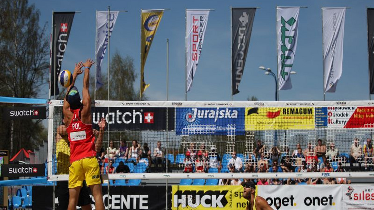 W drugim czwartkowym spotkaniu w turnieju FIVB Swatch World Tour w siatkówce plażowej, który odbywa się w Mysłowicach polska para Mariusz Prudel/Maciej Kosiak pokonała 2:1 (17:21, 24:22, 15:12) niemiecką parę David Klemperer/Eric Koreng i nadal pozostaje w zawodach. Przegrali po raz drugi Michał Bryl i Maciej Rudol (fot. FIVB).