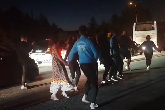 (VIDEO) "TRI SATA JE PROŠLO, A NI NE VIDIM GRANICU" Haos na Evzoniju, Srbi zaglavljeni u povratku iz Grčke, a evo šta rade u nepreglednoj koloni vozila