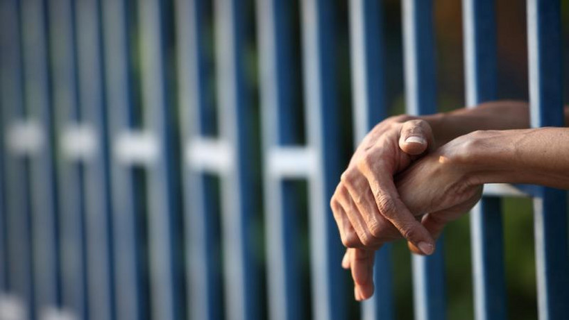 51-letni Choudary został w 2016 roku skazany na karę 5,5 roku pozbawienia wolności i mógł ubiegać się o przedterminowe zwolnienie po odbyciu za kratkami połowy kary. Resztę wyroku odbędzie poza murami więzienia, pod ścisłym nadzorem brytyjskich służb bezpieczeństwa.