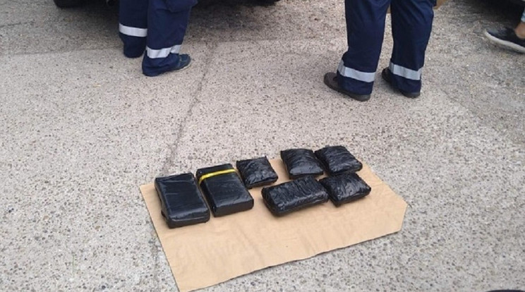 A rendőrök jelentős mennyiségű kokaint foglaltak le /Fotó: police.hu