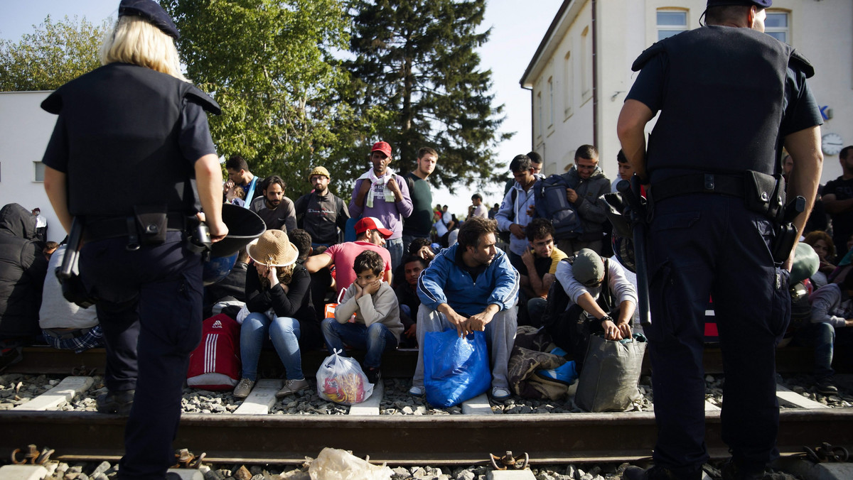 Chorwacja "kłamała w żywe oczy" Węgrom i Unii Europejskiej twierdząc, że zawarła dwustronne porozumienie z władzami w Budapeszcie w sprawie przewiezienia tysięcy migrantów do węgierskiej granicy - oświadczył w szef dyplomacji Węgier Peter Szijjarto.