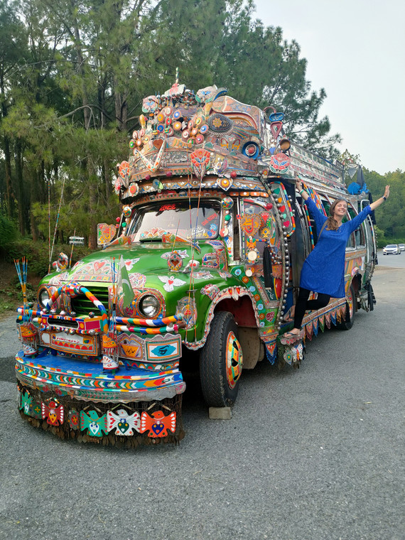 Islamabad, bardzo tradycyjnie zdobiony pakistański autobus