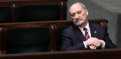 Macierewicz znów szokuje. Mówi o zasadzce w Smoleńsku. Sikorski kpi