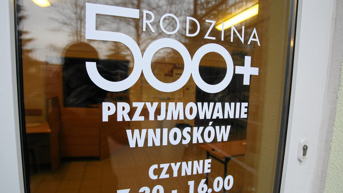 W co najmniej siedmiu województwach brakuje pieniędzy na wypłatę środków z programu Rodzina 500 plus - informuje radio RMF FM. Skąd ten problem? W kasach poszczególnych urzędów wojewódzkich brakuje pieniędzy na rozpatrywanie wniosków złożonych przez rodziny, w których przynajmniej jedna osoba mieszka za granicą.