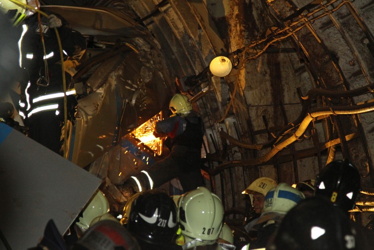 Akcja ratunkowa po wypadku w metrze w Moskwie