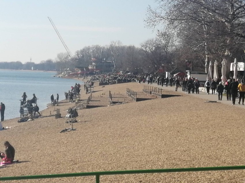 Sugrađani uživaju u šetnji pored jezera