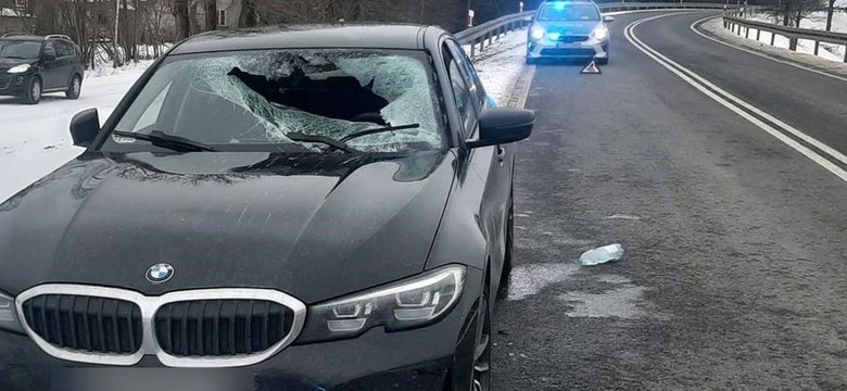 Lód spadający z naczepy ciężarówki ranił kierowcę auta osobowego. Przerażające zdjęcia