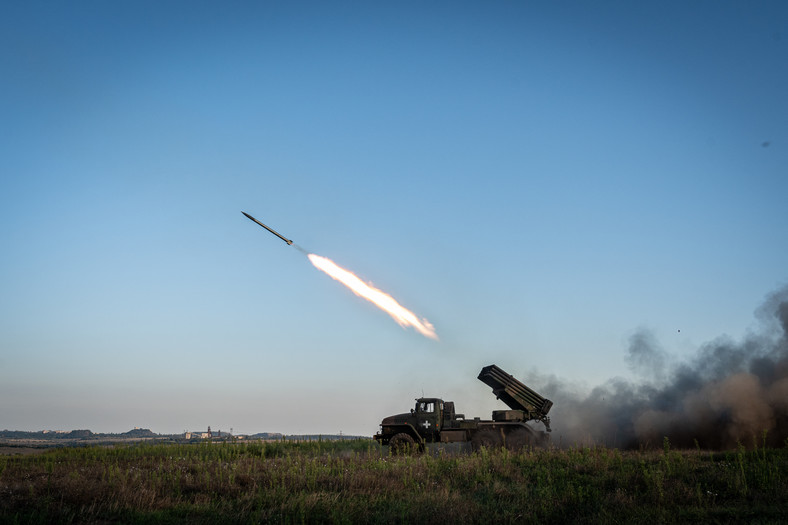 Ukraińska ciężarówka wystrzeliwująca pociski rakietowe w kierunku rosyjskich pozycji w okolicach Bachmutu, 9 sierpnia 2023 r.