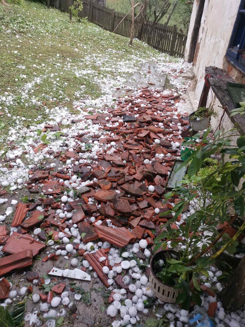 Usled jakog grada popucao crep na krovovima