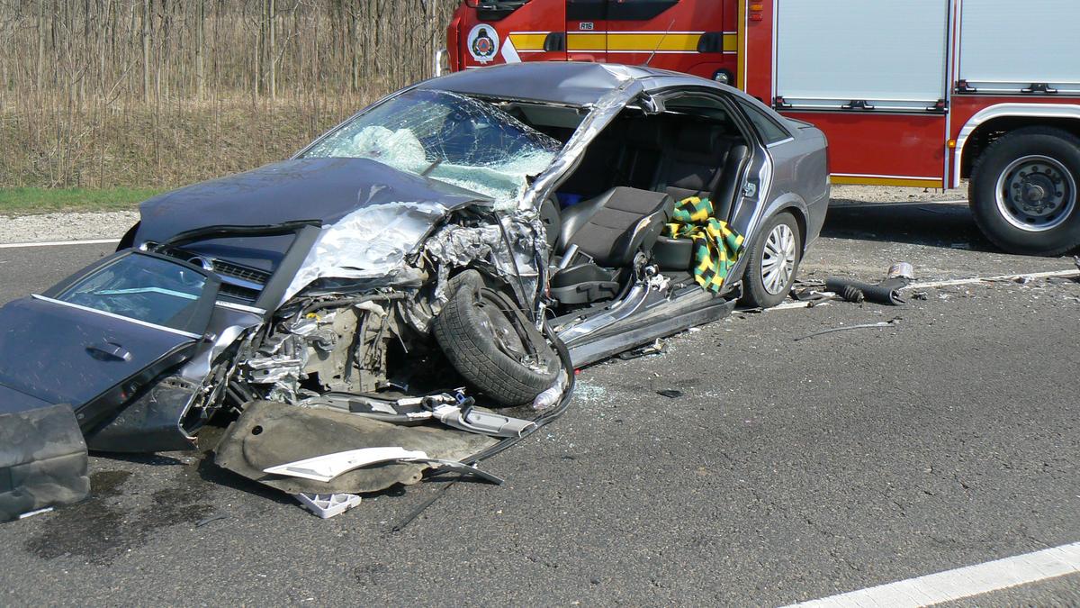 Brutális Baleset Albertirsánál A Tűzoltók Vágták Ki A Sérültet Mentőhelikopter Vitte El 