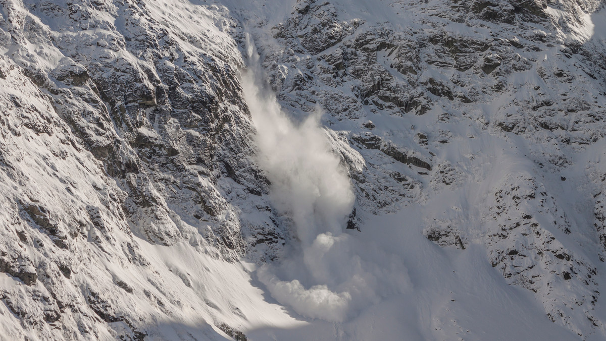 <strong>Warunki do uprawiania turystyki w Tatrach są bardzo trudne. Na Kasprowym Wierchu leży już 150 cm śniegu. Władze Tatrzańskiego Parku Narodowego odradzają wszelkich wypraw powyżej schronisk. W Tatrach obowiązuje trzeci, znaczny stopień zagrożenia lawinowego. Jak trudne są warunki, można zobaczyć na zdjęciach z wczorajszej akcji TOPR.</strong>