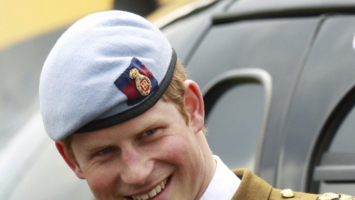 Książę Harry, młodszy syn księcia Karola i księżnej Diany, kończy w środę 26 lat i jak wiele osób spędza urodziny w pracy - informuje agencja AP. Porucznik Harry Wales przechodzi szkolenie na pilota śmigłowca szturmowego Apache.