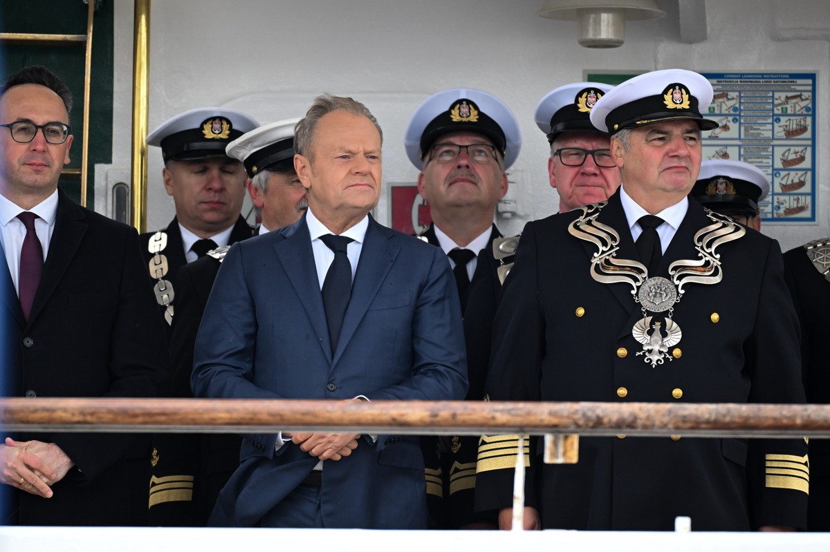 Gdynia, 04.10.2025. Premier Donald Tusk (C), minister infrastruktury Dariusz Klimczak (L) i rektor Uniwersytetu Morskiego w Gdyni prof. dr hab. inż. kpt. ż.w. Adam Weintrit (P) podczas inauguracji roku akademickiego 2025/2026 Uniwersytetu Morskiego, 4 bm. na żaglowcu szkolnym "Dar Młodzieży" w Gdyni. (mr) PAP/Andrzej Jackowski