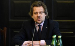 Misiło pytał o narkotyki i karty kredytowe. Misiewicz nocą na Twitterze pokazał pozew