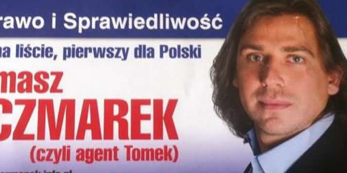 Agent Tomek na plakacie. O matko! Co on wypisuje?!