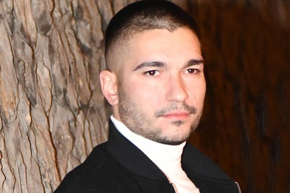 OVAKO IZGLEDA SPOMENIK ZORANA ŠIJANA U PRIRODNOJ VELIČINI Mirko odveo sinove kod dede na grob: Mali Zoran i Vukan ljube sliku