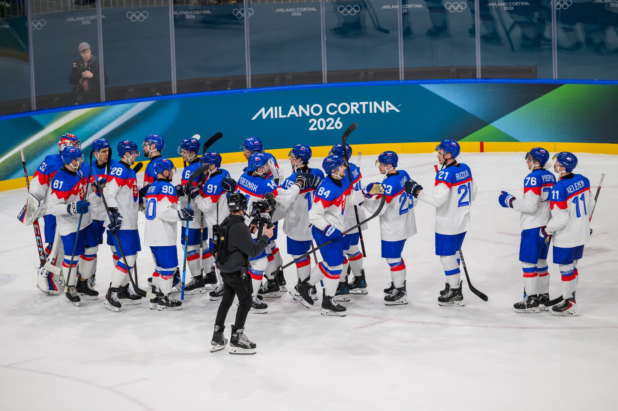 Hráči Slovenska sa tešia z výhry nad Talianskom na ZOH 2026. 