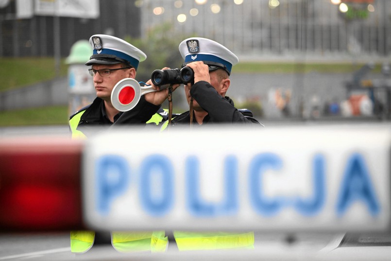 Umundurowany i po cywilnemu? W obu przypadkach policjant ma prawo do wydawania poleceń i sygnałów kierowcom i innym uczestnikom ruchu (również pieszym). Umundurowany funkcjonariusz daje sygnały do zatrzymania lizakiem lub ręką (przy dobrej widoczności). W razie mgły i po zmroku tarczką z czerwonym odblaskiem lub latarką z czerwonym światłem. Umundurowany policjant ma prawo zatrzymać nas w dowolnym miejscu (bez względu na to czy jest to teren zabudowany czy nie), warunkiem jest jedynie, aby zatrzymanie w danym miejscu nie stwarzało zagrożenia na drodze. Co może, a czego nie może policjant po cywilnemu?