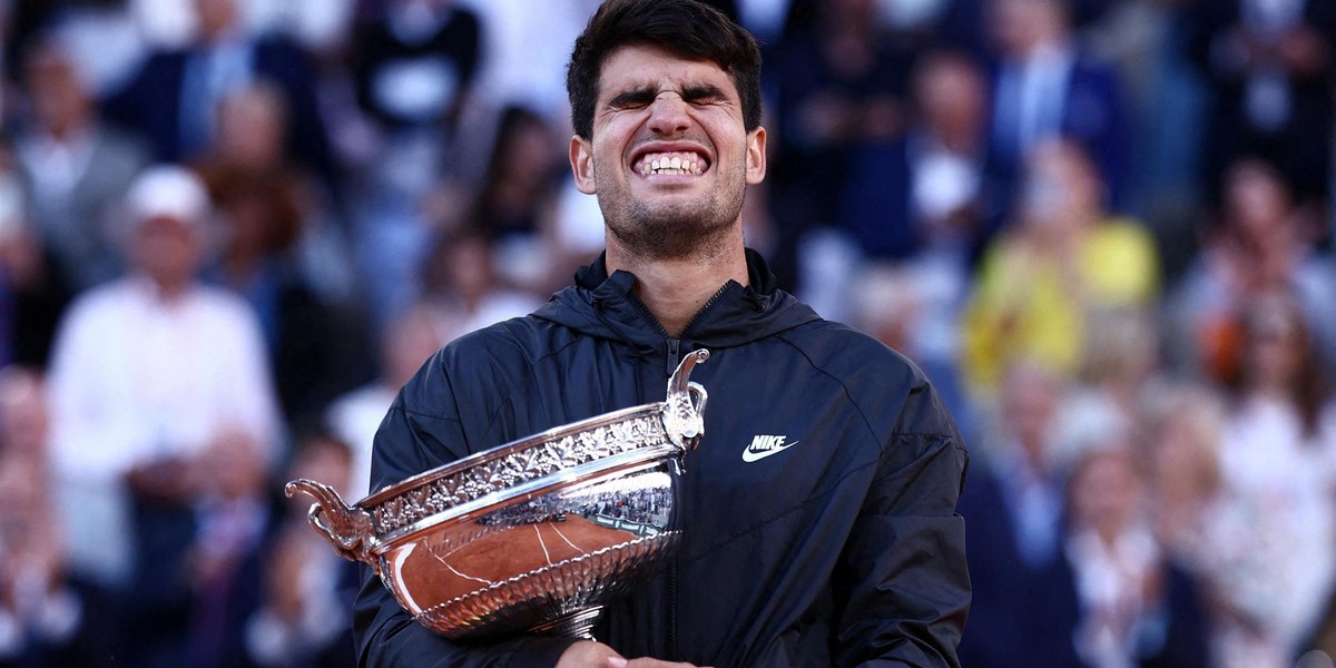 Carlos Alcaraz triumfuje we French Open.