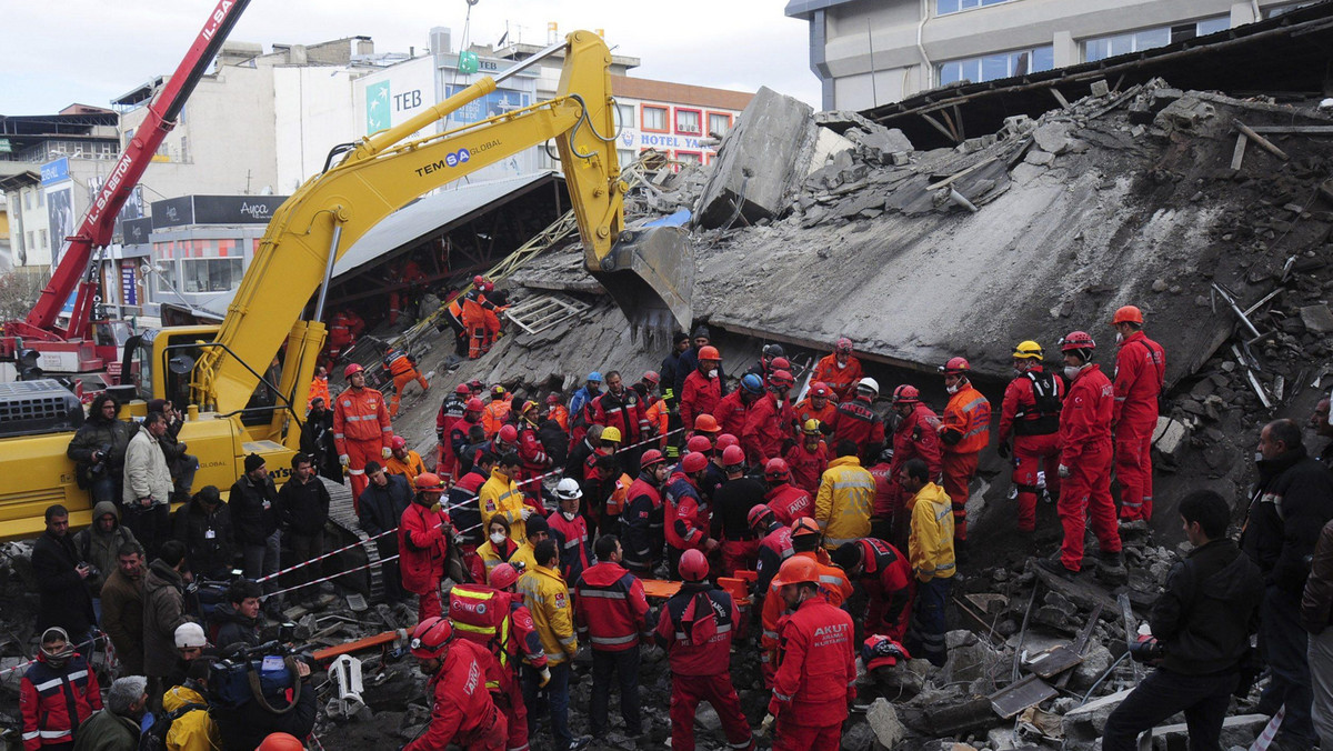 Co najmniej 12 osób zginęło w trzęsieniu ziemi, które w środę nawiedziło prowincję Wan na wschodzie Turcji. Poinformowały o tym w nocy z czwartku na piątek służby ratownicze.