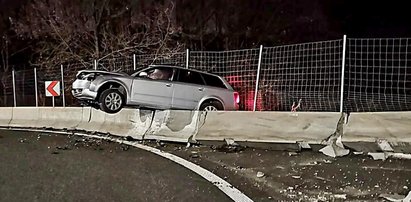 Groźny wypadek w Sulejówku. Audi uderzyło w bariery. Ranna kobieta w ciąży