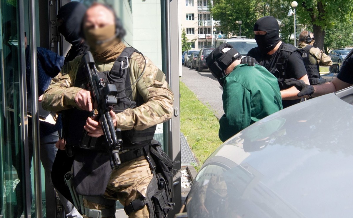 Gruzin Mamuka K. (C), podejrzany o brutalne zamordowanie 28-letniej kobiety w Łodzi, doprowadzany do prokuratury w Łodzi