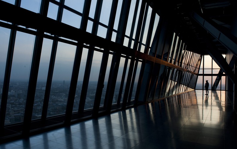 Tak wygląda ostatnie piętro wieżowca Leadenhall Building zaprojektowanego przez brytyjskiego architekta Richarda Rogersa. Najnowszy wieżowiec londyńskiego City ma wysokość 225 metrów i 48 kondygnacji. <br><br> EPA / WILL OLIVER <br>Dostawca: PAP/EPA