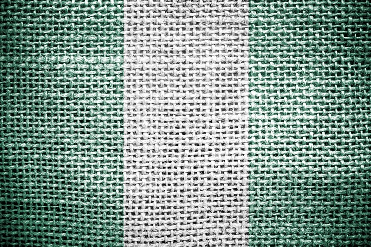 <b>Nigerian Scam</b>
<br><br>
Szwindel nigeryjski to jedna z najstarszych i najbardziej popularnych form phishingu. Doczekał się on licznych odmian i wariantów. Scenariusz ataku jest jednak podobny.: Ofiara otrzymuje od atakującego wzruszający e-mail, w którym tłumaczy on, że jest spadkobiercą ogromnej sumy po swoim zmarłym krewnym (w pierwotnej wersji jest nim obrzydliwie bogaty nigeryjski książe). Następnie informuje ofiarę, że chce się z nią podzielić spadkiem, ale… wcześniej potrzebuje „niewielkiej” kwoty, która jest niezbędna do pokrycia prowizji dla firmy ubezpieczeniowej. Szwindel nigeryjski święcił triumfy w latach ’90 (tylko w 1997 od obywateli USA wyłudzono ok. 100 mln dolarów). Dziś, coraz rzadziej się na niego nabieramy, choć nadal nie brakuje naiwnych internautów, którzy liczą na szybkie bogactwo…