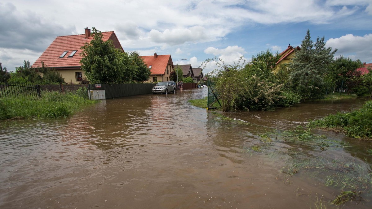 Tegoroczna powódź nie uderzy po kieszeni branży ubezpieczeniowej - pisze "Puls Biznesu". Gazeta podkreśla, że pogoda stabilizuje się, a szkody, jakie mogłaby wyrządzić w Polsce wielka woda, są minimalne.