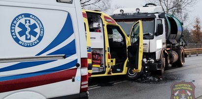 Groźny wypadek w Rykach. Ambulans zderzył się z ciężarówką