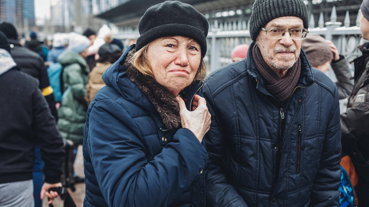 Ukraińska kobieta we łzach na dworcu w Kijowie