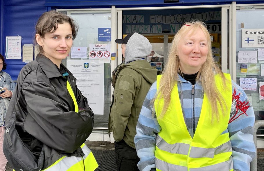 Wera i Marina przed budynkiem Tesco w Przemyślu