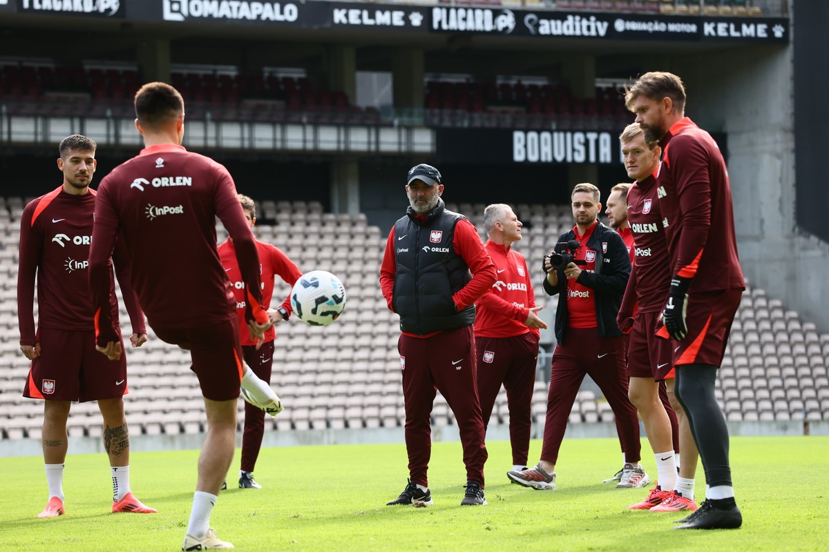 Selekcjoner reprezentacji Polski Michał Probierz (w środku) podczas treningu kadry w portugalskim Porto