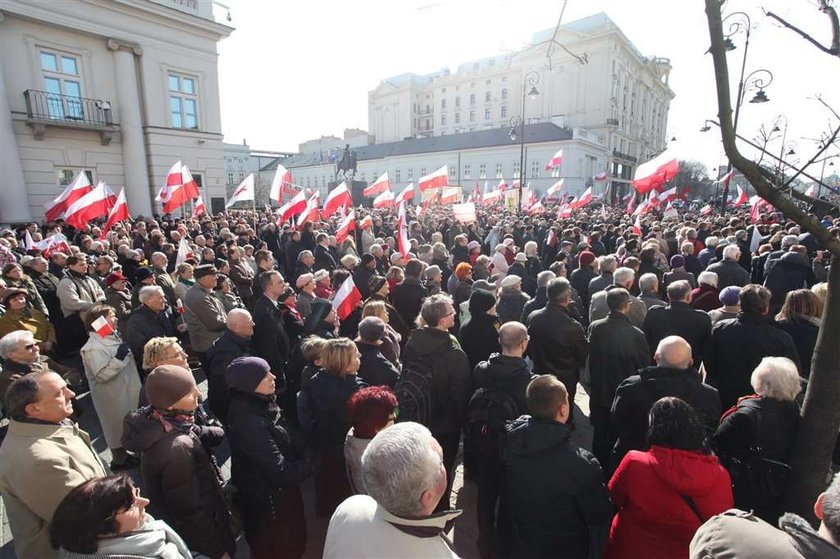 Jest krzyż przed Pałacem Prezydenckim