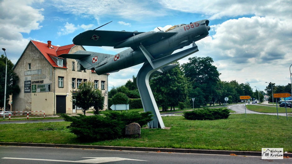 Pomnik na cześć polskich lotników i kosmonautów w Wołowie