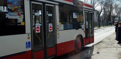 Nagi mężczyzna w autobusie, a na dworze mróz