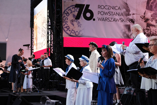 Warszawa, 01.08.2020. Uczestnicy wspólnego śpiewania piosenek powstańczych ph. "Warszawiacy śpiewają (nie)zakazane piosenki", 1 bm. na terenie stołecznego Muzeum Powstania Warszawskiego. Trwają obchody 76. rocznicy wybuchu Powstania Warszawskiego. (amb) PAP/Mateusz Marek