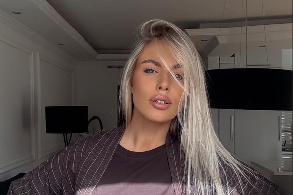 U SEDMOM MESECU TRUDNOĆE NOSI KRATKE MAJICE Fatalna plavuša čeka treće dete sa pevačem, dobija komplimente za izgled: "Ne dam se" (Foto)